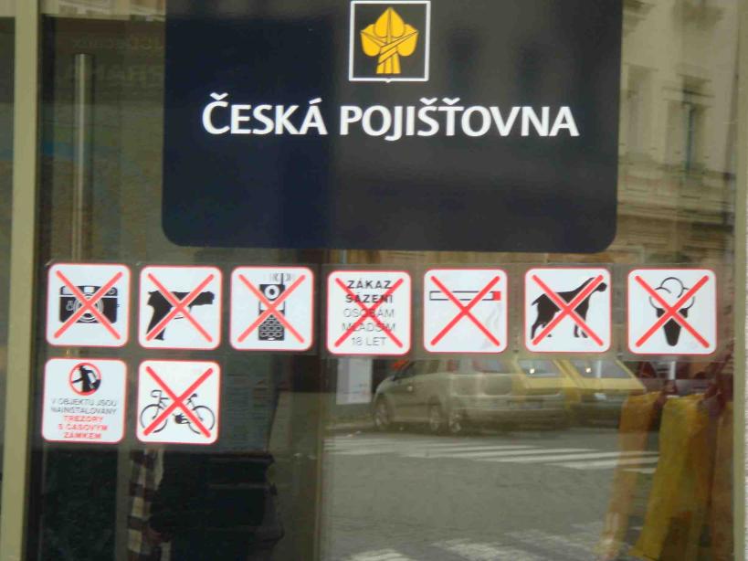 持ち込み禁止、カメラ、ピストル、携帯、？、喫煙、ペット、アイスクリーム、置き引き？、自転車。